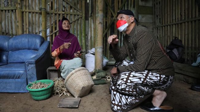 Gubernur Jawa Tengah Ganjar Pranowo menemui salah satu lansia di desa terpencil Magelang. [Dok Pemprov Jateng]