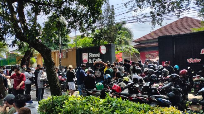 Perjuangan Suporter Persis Solo Antre Panjang Demi Dapatkan Tiket Uji Coba Lawan Persebaya Surabaya