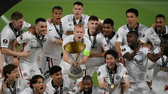 Para pemain Eintracht Frankfurt merayakan gelar juara Liga Europa 2021/2022 di Estadio Ramon Sanchez Pizjuan, Sevilla, Spanyol, Kamis (19/5/2022) dini hari WIB.  JORGE GUERRERO / AFP