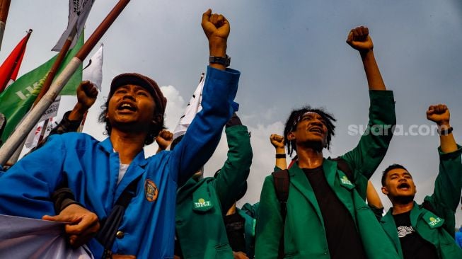 Sejumlah elemen mahasiswa, aktivis, hingga buruh yang tergabung dalam Komite Rakyat Lawan Korupsi Kolusi dan Nepotisme (KRL-KKN)  menggelar aksi unjuk rasa di depan Gedung DPR RI, Jakarta Pusat, Kamis (19/5/2022). [Suara.com/Alfian Winanto]