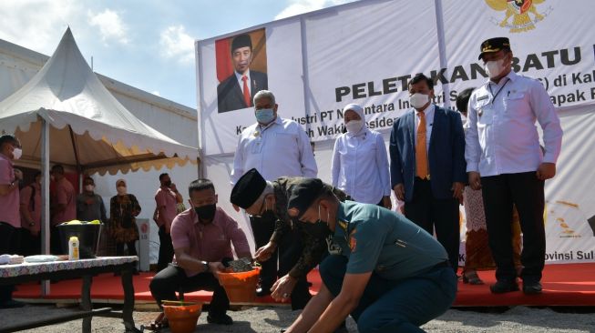 Menaker, Ida Fauziyah saat menghadiri peletakan batu pertama pembangunan kawasan industri PT Nusantara Industri Sejati di Konawe Utara, Sulawesi Tenggara (Sultra) pada Kamis, (19/5/2022). (Dok: Kemnaker)