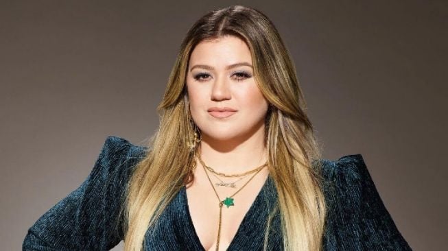 Paham Repotnya Mendidik Anak, Kelly Clarkson Beri 100 Guru Hadiah Liburan