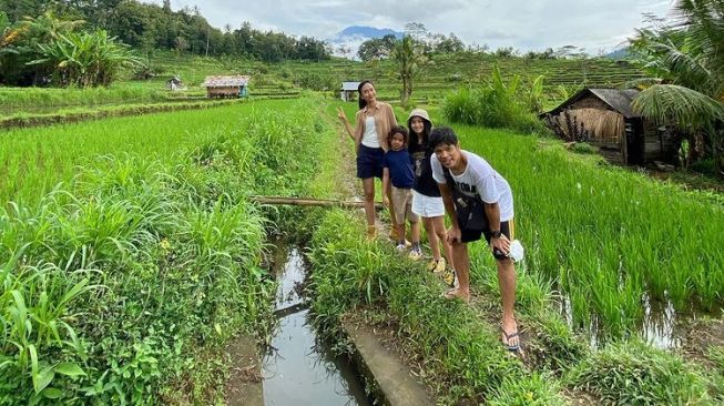 Gaya Penyanyi Saat Berkebun(Instagram/@artikasaridevi)