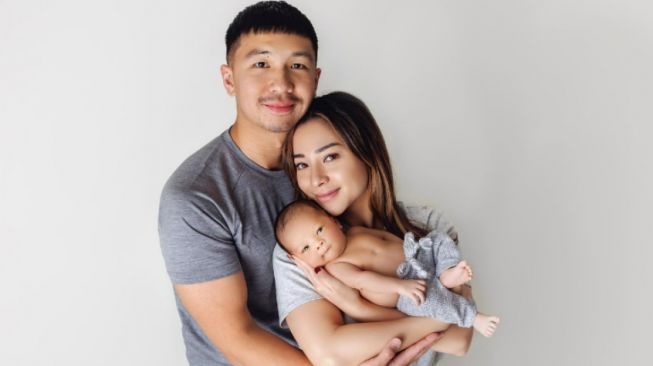 Pemotretan Pertama Nikita Willy Bareng Suami dan Anaknya. (Instagram/@indpriw)
