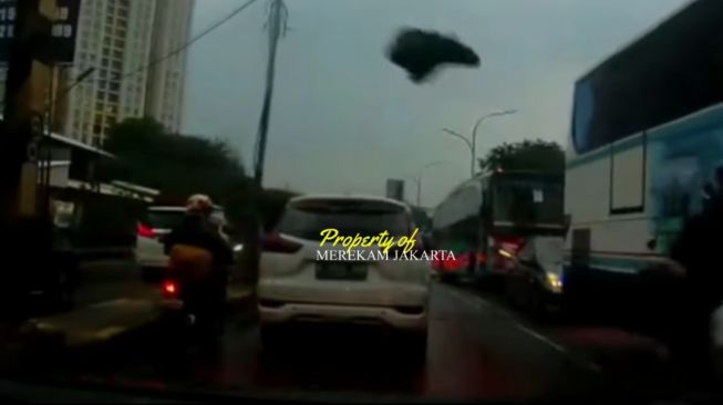 Pelaku Teror Terekam Kamera, Lempar Batu ke Kaca Mobil di Kebayoran Baru hingga Viral