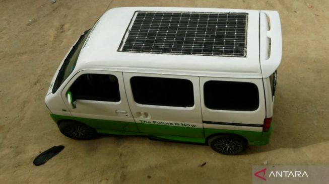 Minibus listrik dengan panel surya di Nigeria [REUTERS/Afolabi Sotunde via ANTARA].
