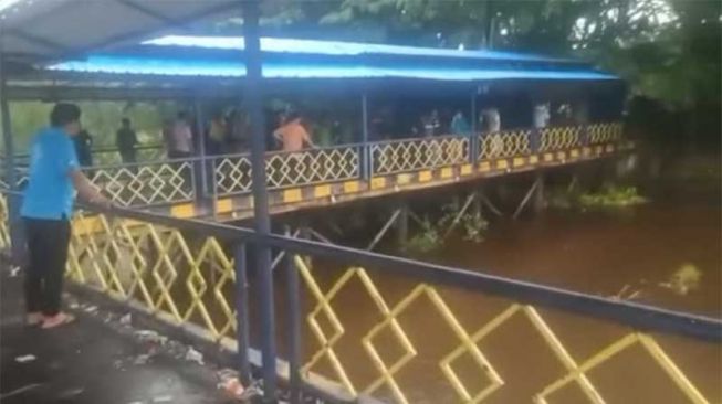 Dua Siswa SMA Tenggelam di Sungai Siak, Ortu Histeris: Mama Ingin Jumpa, Pulanglah Nak!