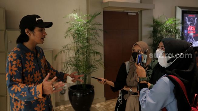 Aktor Abidzar Al-ghifari memberikan keterangan kepada awak media saat ditemui di salah satu pusat perbelanjaan di Jakarta, Kamis (19/5/2022). [Suara.com/Angga Budhiyanto]