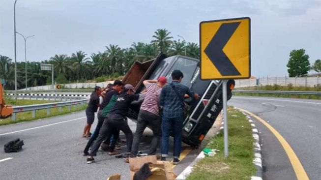 Melaju Kencang Tabrak Pembatas Jalan, Pikap Terbalik di Tol Pekanbaru-Dumai