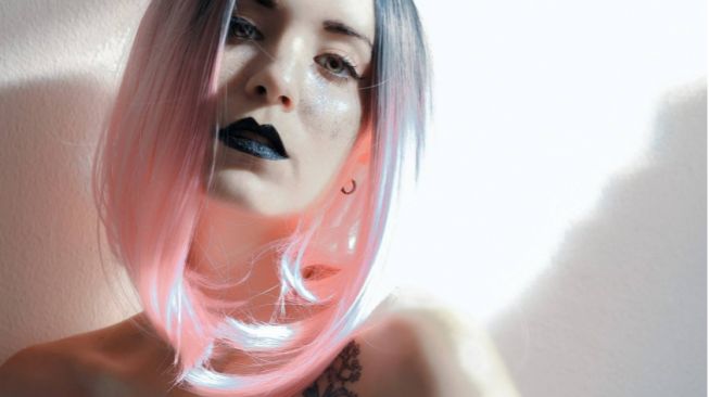 Ilustrasi gaya rambut pendek dengan warna ombre (Pexels/Bianca Salgado)