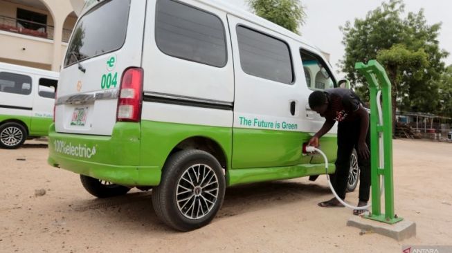 Meski di Afrika Belum Dilirik, Lelaki Nigeria Ini Hasilkan Mobil Listrik