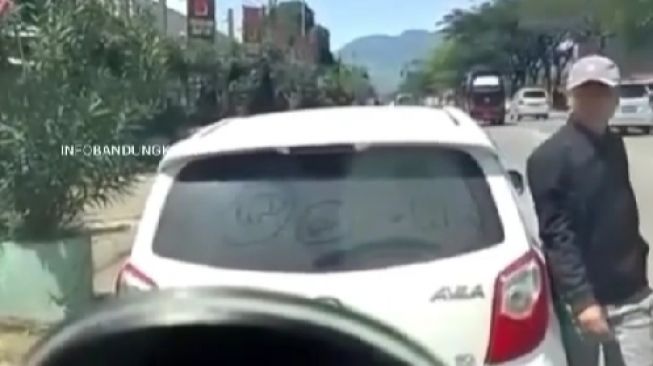 Detik-detik Mobil Ekspedisi Kena Palak Rp 200 Ribu di Jalan Bandung-Garut, Publik: Jabar dengan Segudang Ormasnya