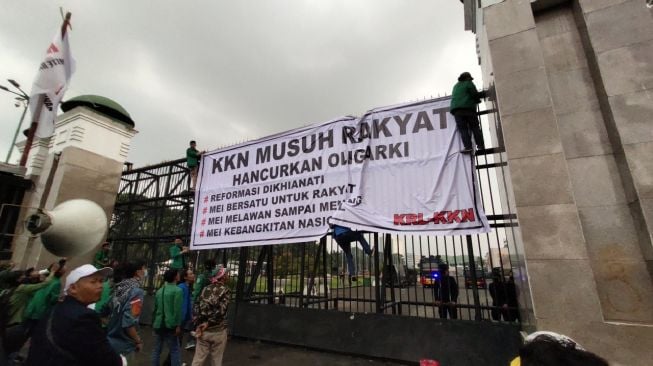 Demo Mahasiswa Bentangkan Spanduk Raksasa "Hancurkan Oligarki" di Depan Gedung DPR