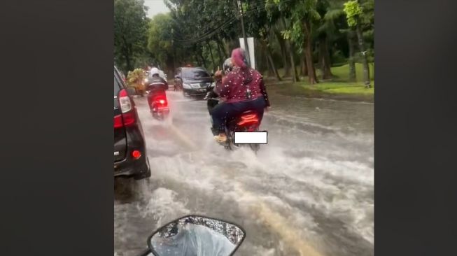Aksi pengendara dan pembonceng Honda PCX ini bikin kesal pengguna jalan lain saat terjang banjir (TikTok)