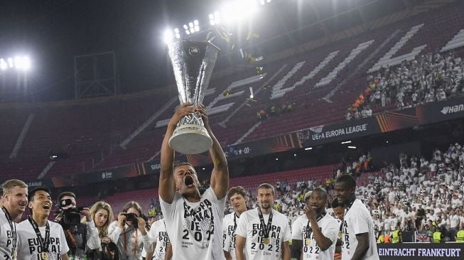 Para pemain Eintracht Frankfurt merayakan gelar juara Liga Europa 2021/2022 di Estadio Ramon Sanchez Pizjuan, Sevilla, Spanyol, Kamis (19/5/2022) dini hari WIB.  JORGE GUERRERO / AFP
