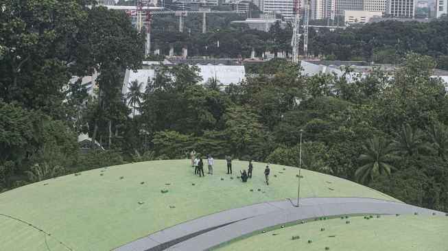 Petugas memeriksa dome Gedung Nusantara DPR atau Gedung Kura-Kura di Kompleks Parlemen, Senayan, Jakarta, Kamis (19/5/2022).  ANTARA FOTO/Aprillio Akbar