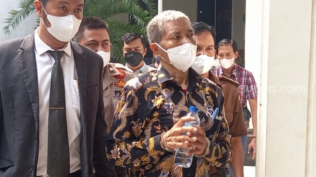 Datang Dengan Tangan Diborgol, M Kece Hadir Jadi Saksi Kasus Kekerasan Irjen Napoleon