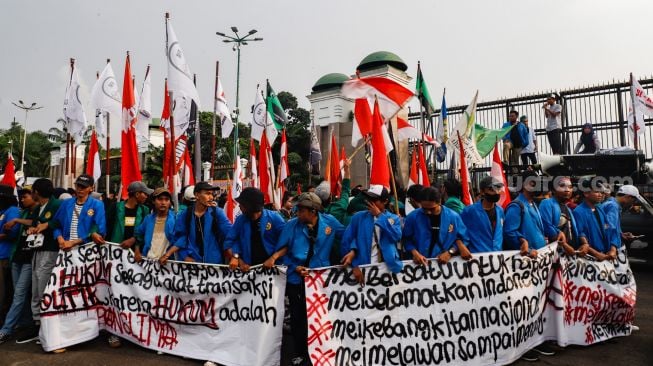 Sejumlah elemen mahasiswa, aktivis, hingga buruh yang tergabung dalam Komite Rakyat Lawan Korupsi Kolusi dan Nepotisme (KRL-KKN)  menggelar aksi unjuk rasa di depan Gedung DPR RI, Jakarta Pusat, Kamis (19/5/2022). [Suara.com/Alfian Winanto]