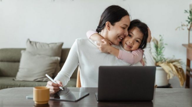 4 Alasan Jadi Ibu Rumah Tangga Tetap Harus Punya Penghasilan Sendiri