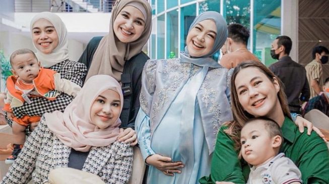 5 Potret Gaya Artis di Gender Reveal Anak Ria Ricis, Ada Shireen Sungkar dan Paula Verhoeven