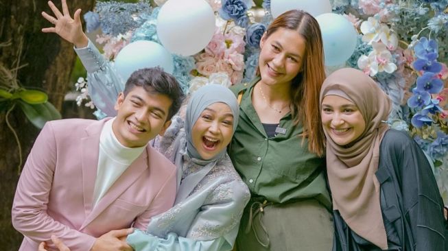 Gaya Artis di Gender Reveal Anak Ria Ricis (instagram/@shireensungkar)