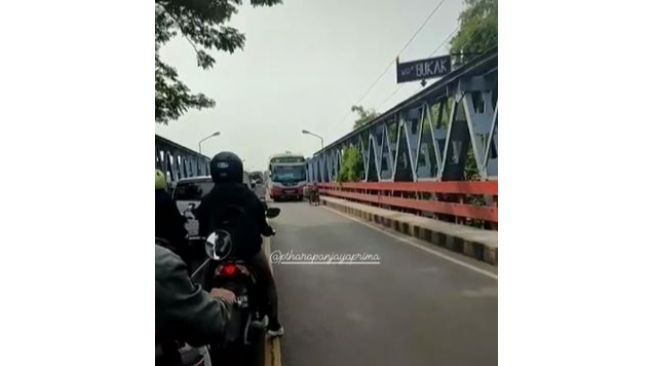 Salut! Sopir Pilih Jalankan Bus Pelan Demi Hormati Ibu Pesepeda di Depannya