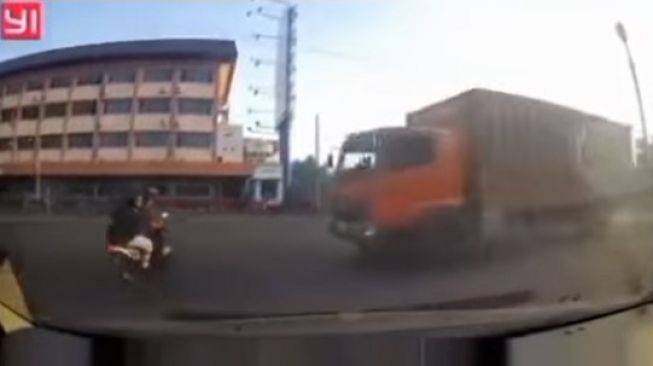 Detik-detik Truk Tronton Tabrak Pemotor di Depan Transmart Jember, Diduga Terobos Lampu Merah