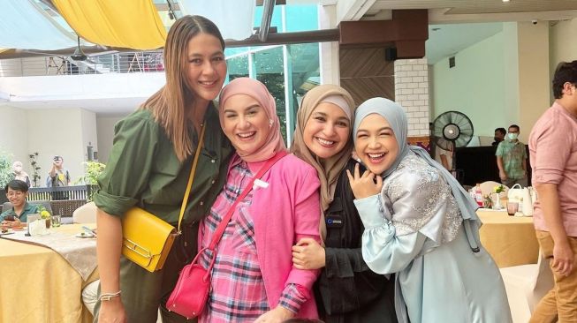 Gaya Artis di Gender Reveal Anak Ria Ricis (instagram/@shireensungkar)