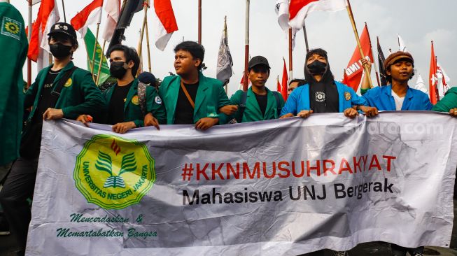 Sejumlah elemen mahasiswa, aktivis, hingga buruh yang tergabung dalam Komite Rakyat Lawan Korupsi Kolusi dan Nepotisme (KRL-KKN)  menggelar aksi unjuk rasa di depan Gedung DPR RI, Jakarta Pusat, Kamis (19/5/2022). [Suara.com/Alfian Winanto]