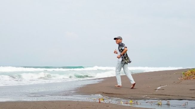 Mengunjungi Pantai Sebagai Sarana Merenungi Kemahabesaran Ciptaan Tuhan