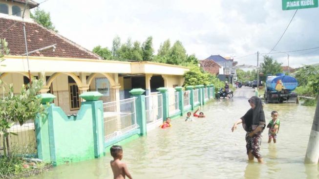 Banjir Rob Merendam 4 Kelurahan di Gresik