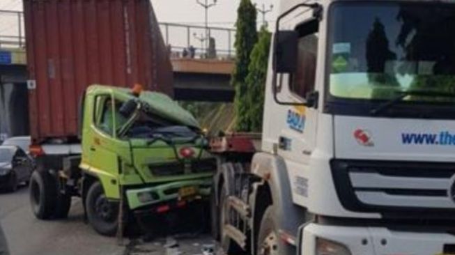 Truk Trailer Terlibat Kecelakaan di Dekat Gerbang Tol Cilegon Barat, Diduga Akibat Sopir Ngantuk