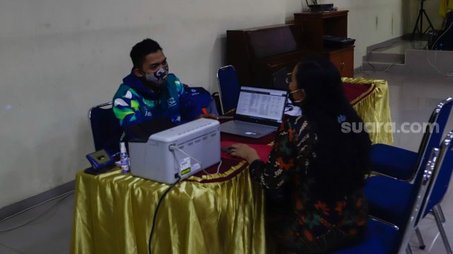 Petugas melayani orang tua calon peserta didik saat Pendaftaran Peserta Didik Baru (PPDB) di Posko Pelayanan PPDB 2022, SMA Negeri 70, Jakarta Selatan, Kamis (19/5/2022). [Suara.com/Alfian Winanto]