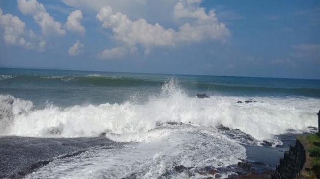 Air Laut Pasang di Pantai Munggu, Wisatawan Ramai Berkunjung