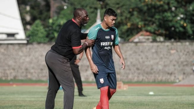 Pelatih Persis Solo Jacksen F Tiago (kiri) memberikan instruksi kepada Alfath Fathier dalam latihan yang digelar di Stadion Sriwedari Solo. ANTARA/HO Media Offiser Persis Solo.