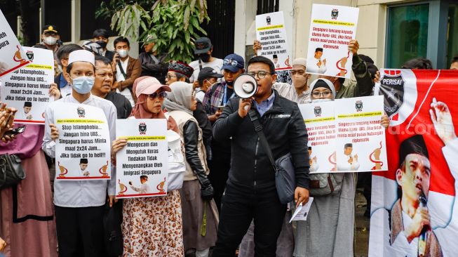 Sejumlah massa yang tergabung dalam Pertahanan Ideologi Sarekat Islam (Perisai) menggar demo di Kedutaan Besar (Kedubes) Singapura di Kuningan,  Jakarta Selatan, Jumat (20/5/2022). [Suara.com/Alfian Winanto]