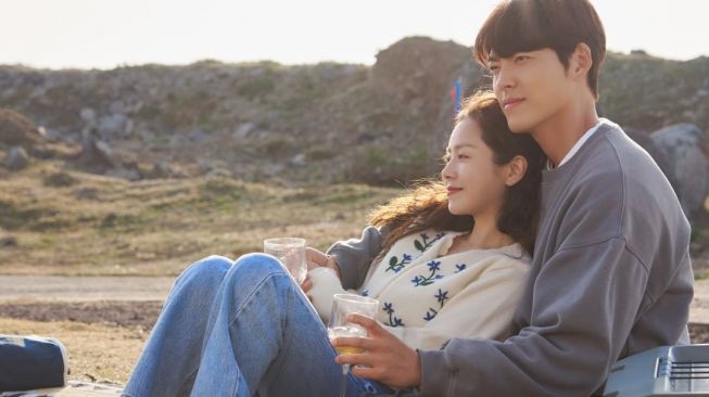 5 Potret Romantis Kim Woo Bin dan Han Ji Min di Our Blues, Bikin Penasaran Penggemar Drakor
