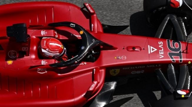 Pebalap Ferrari Charles Leclerc menjalani sesi latihan Grand Prix Spanyol, Sirkuit Barcelona-Catalunya, Jumat (20/5/2022). [AFP]