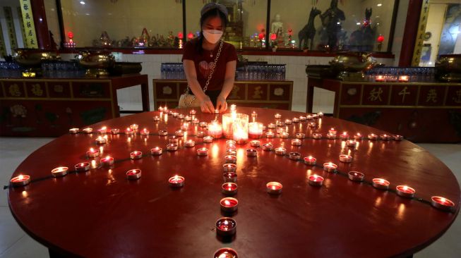 Umat Buddha menata lilin berbentuk roda dhamma pada rangkaian perayaan Tri Suci Waisak 2566 BE/2022 di Vihara Dharma Bhakti, Banda Aceh, Aceh, Kamis (19/5/2022). [ANTARA FOTO / Irwansyah Putra/tom]
