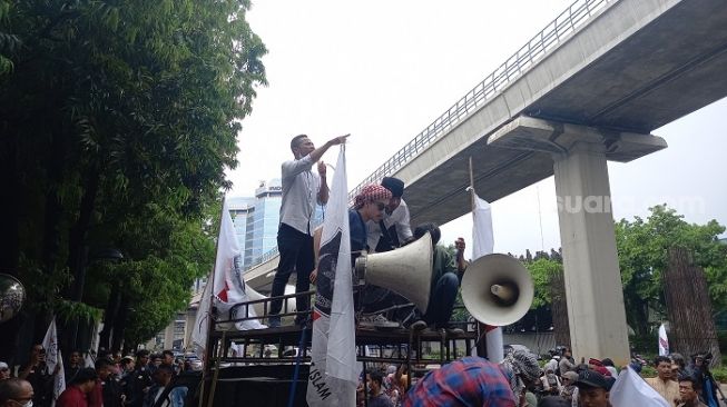 Massa Aksi Bela UAS Geruduk Kedubes Singapura, Orator di Atas Mobil Komando: Tabrak Gerbangnya!
