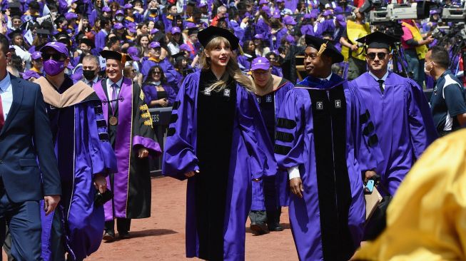 Penyanyi Taylor Swift saat menghadiri upacara kelulusan New York University angkatan 2022 di Stadion Yankee, New York, Amerika Serikat, Rabu (18/5/2022). [Angela Weiss / AFP]
