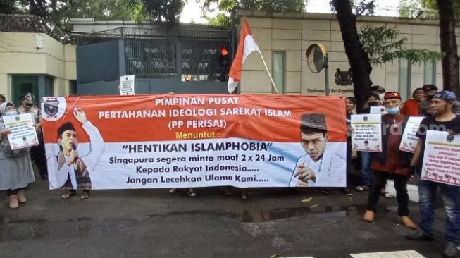 Puluhan massa dari Perisai melakukan Aksi Bela UAS di Kedubes Singapura, Kuningan, Jakarta Selatan, Jumat (20/5/2022). [Suara.com/Yosea Arga Pramudita]