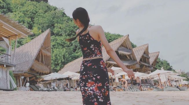 Potret Mikha Tambayong Liburan di Bali (Instagram/@miktambayong)