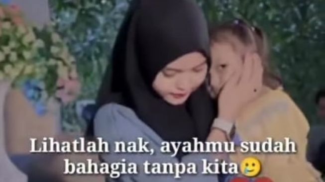 Bocah perempuan bersama ibunya datang ke pesta pernikahan sang ayah (Instagram/ @timelinejowo).