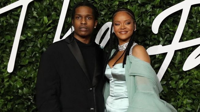 Resmi Jadi Orangtua, Rihanna dan A$AP Rocky Dikaruniai Anak Laki-Laki