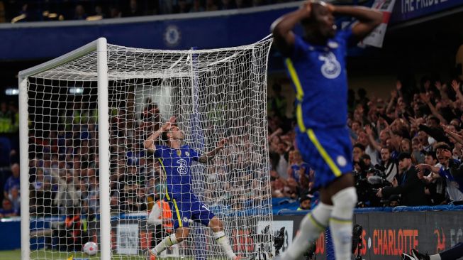 Reaksi gelandang Chelsea Christian Pulisic (tengah) dan striker Chelsea Romelu Lukaku (kanan) ketika gagal memaksimalkan peluang saat pertandingan sepak bola Liga Premier Inggris antara Chelsea dan Leicester City di Stadion Stamford Bridge, London, Inggris, Kamis (19/5/2022). [Adrian DENNIS / AFP]