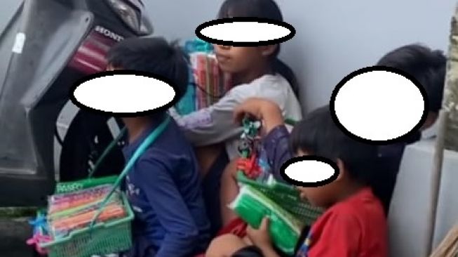 Sejumlah anak jalanan bersembunyi saat melihat petugas Satpol PP (Instagram/@undercOver.id).