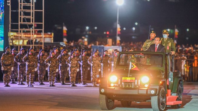 Presiden Timor Leste Francisco Guterres (kedua kanan) melakukan pemeriksaan pasukan saat pelantikan Jose Ramos Horta sebagai pejabat baru Presiden Timor Leste di Tasi-Tolu, Dili, Timor Leste, Kamis (19/5/2022). [ANTARA FOTO/Galih Pradipta/nym]
