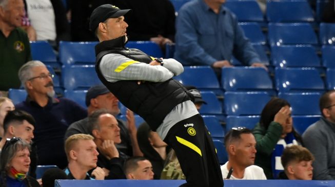 Pelatih Chelsea Thomas Tuchel memberi isyarat di pinggir lapangan saat pertandingan 
sepak bola Liga Premier Inggris antara Chelsea dan Leicester City di Stadion Stamford Bridge, London, Inggris, Kamis (19/5/2022). [Glyn KIRK / IKIMAGES / AFP] 