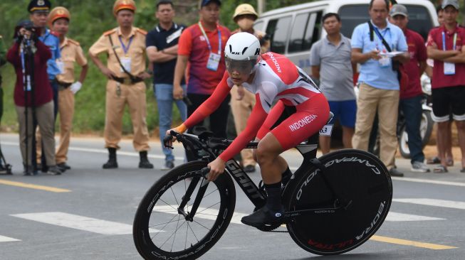 Pesepeda Ayustina Delia Priatna memacu sepedanya dalam perlombaan nomor individual time trial road cycling SEA Games Vietnam 2021 di Hoa Binh, Vietnam, Jumat (20/5/2022). [ANTARA FOTO/Aditya Pradana Putra/nym]